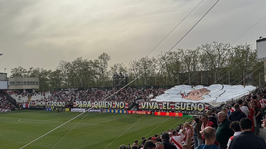 Afición del Rayo Vallecano en el Estadio de Vallecas durante un partido de la Conference League en abril de 2026