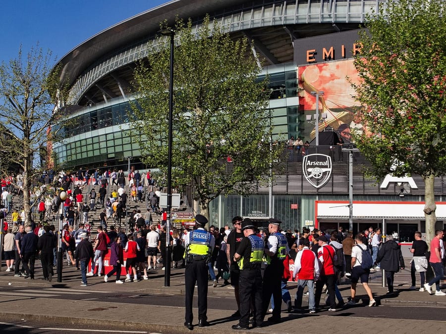 Ambiente de día de partido en los alrededores del Emirates Stadium del Arsenal, en abril de 2026