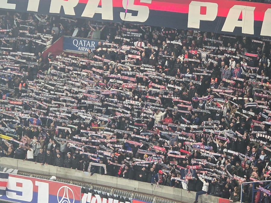 La grada de Ultras Paris en el Parc des Princes durante un partido del PSG en febrero de 2026
