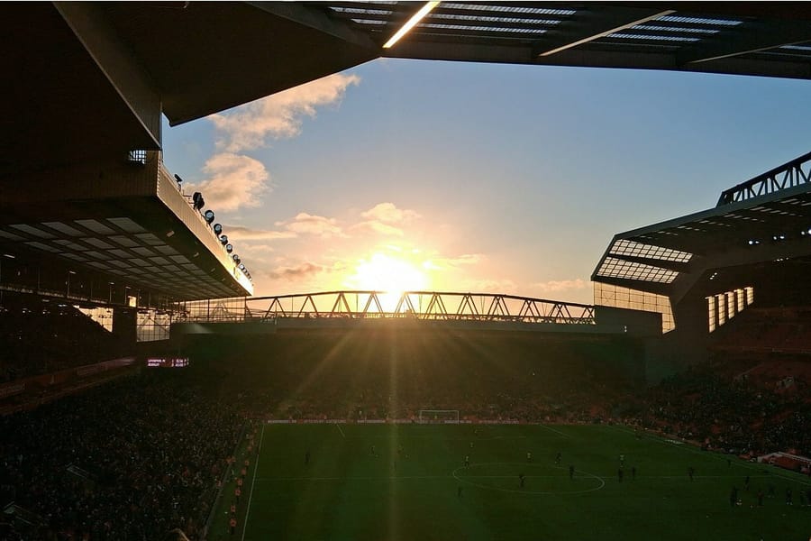 Vista interior de Anfield durante un partido del Liverpool, el estadio donde Araújo jugará la temporada 2026-27.