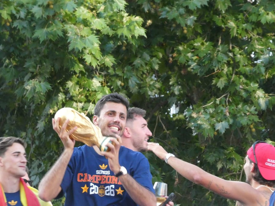 Rodri Hernández celebra en Madrid el título de campeón del mundo de España, el 20 de julio de 2026