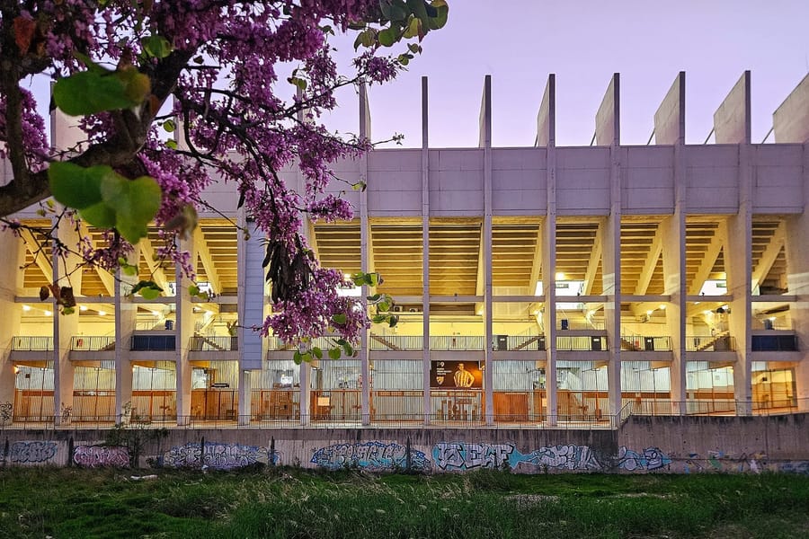 La Rosaleda, el estadio del Málaga, iluminada al atardecer en marzo de 2026: allí debuta el Atlético el 19 de agosto