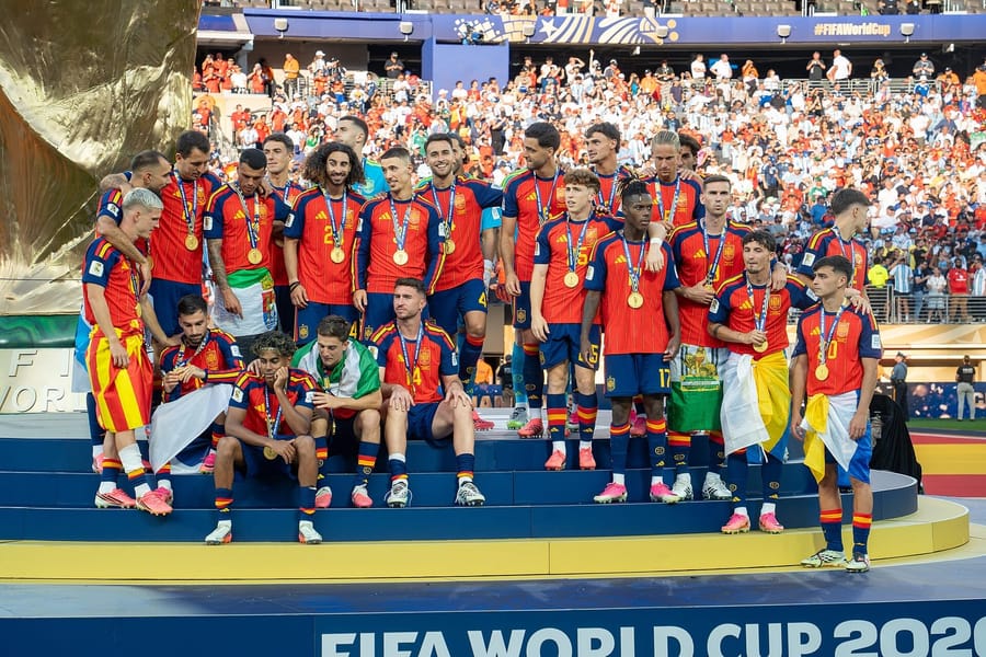 Los jugadores de la selección española sobre el césped tras la final del Mundial 2026 ante Argentina, el 19 de julio de 2026.