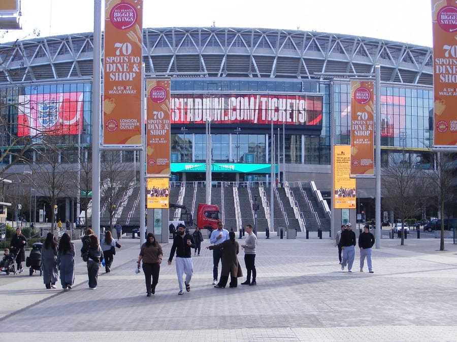 Fachada del estadio de Wembley vista desde Olympic Way, en Londres, en marzo de 2025