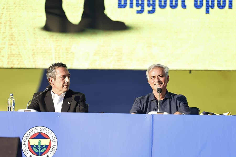 José Mourinho durante su etapa como entrenador del Fenerbahçe, en 2024