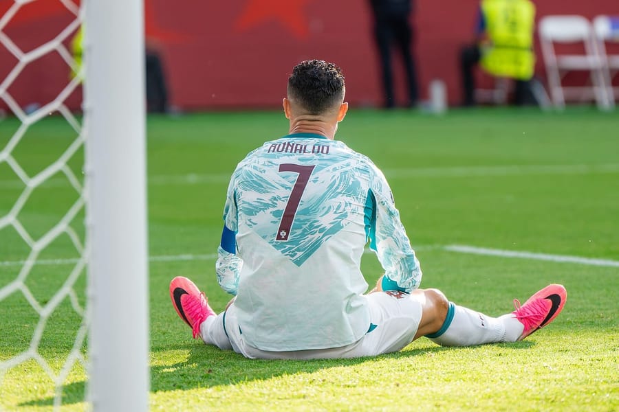 Cristiano Ronaldo, sentado sobre el césped con la camiseta 7 de Portugal, durante el Croacia-Portugal del Mundial 2026 en Toronto