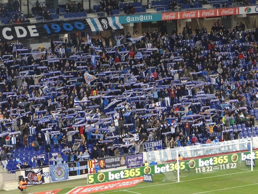 Afición del Espanyol en las gradas del estadio de Cornellà-El Prat, en una imagen de archivo de 2012.