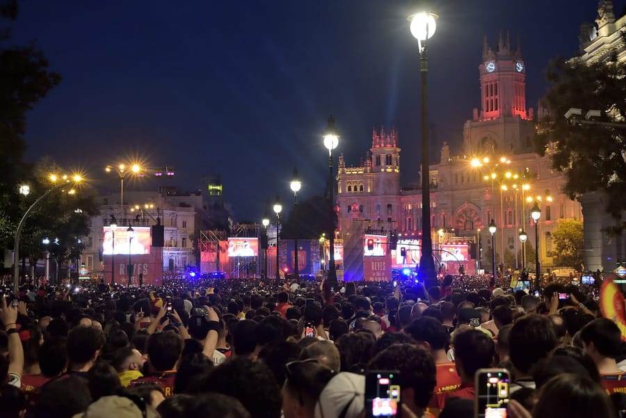 El trofeo de la Copa del Mundo, que España vuelve a levantar dieciséis años después
