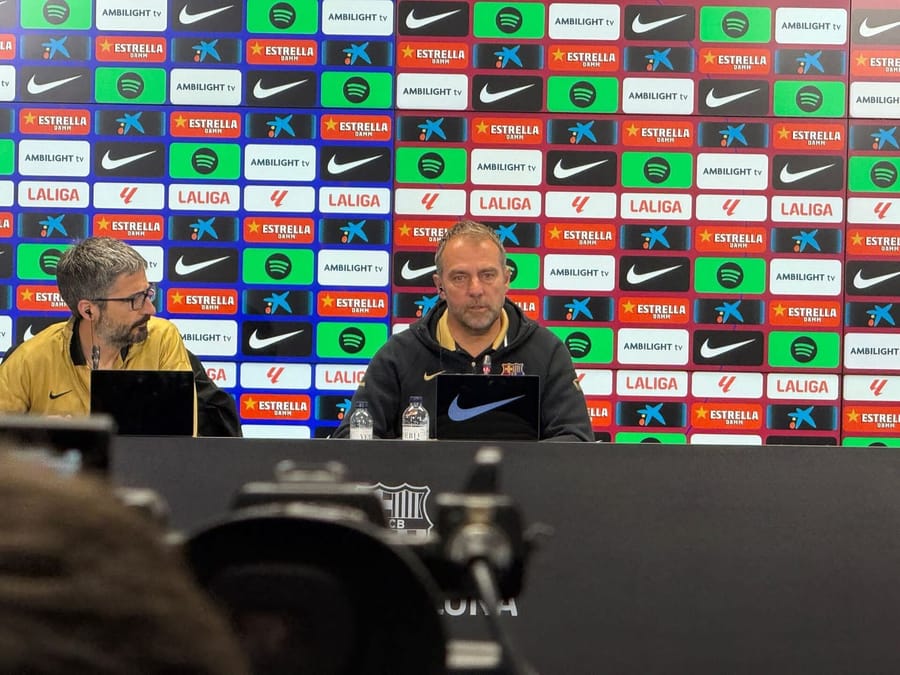 Hansi Flick, entrenador del FC Barcelona, en una rueda de prensa en el club en abril de 2025; el técnico alemán afronta su nueva temporada como campeón de LaLiga.