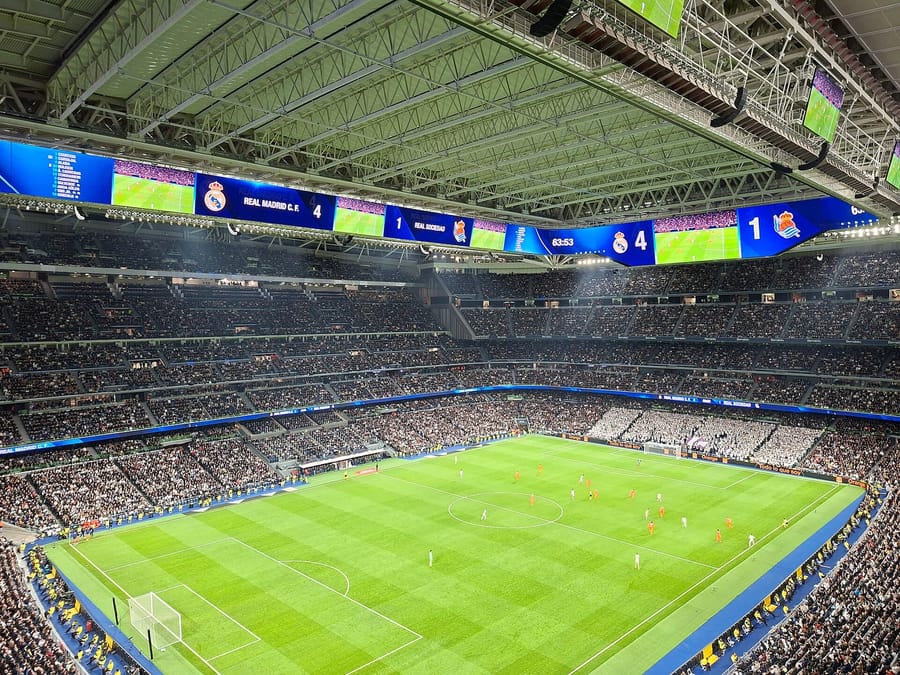 El Santiago Bernabéu lleno durante un partido de liga del Real Madrid en 2026, el estadio que será la nueva casa de Yan Diomandé