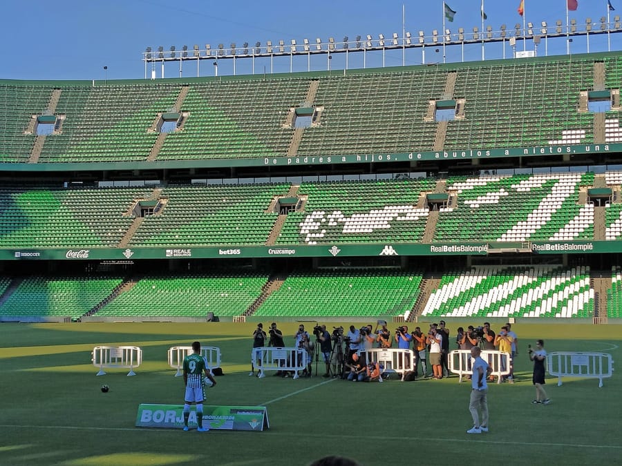 Borja Iglesias en el césped de un estadio durante un acto con aficionados y fotógrafos, en una imagen de archivo de su presentación con el Real Betis en 2019