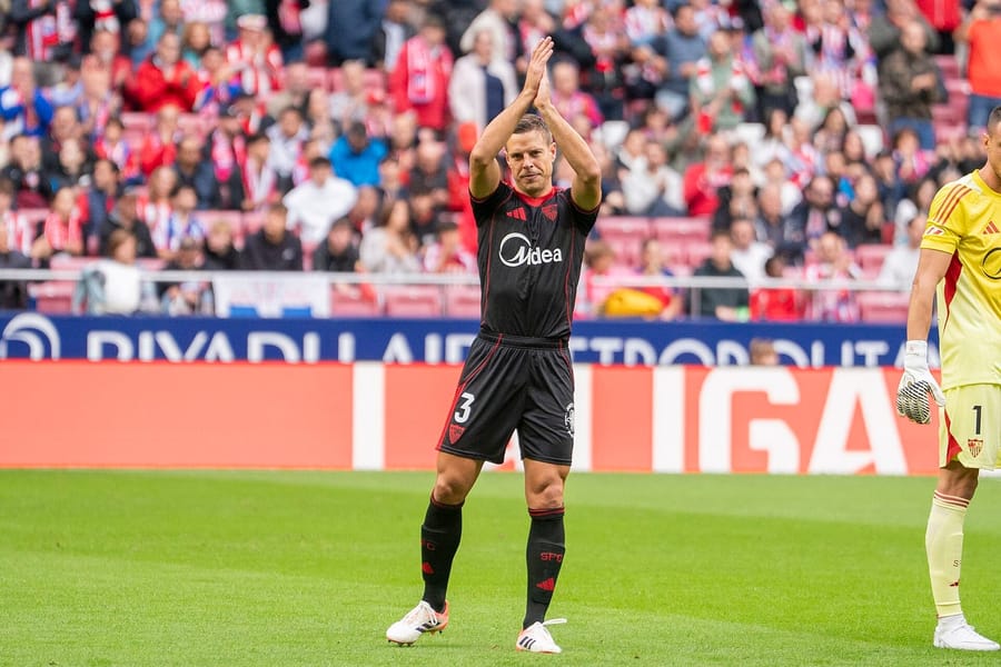 César Azpilicueta, capitán del Sevilla FC, aplaudiendo a la afición en un partido de LaLiga en el Metropolitano, en noviembre de 2025.