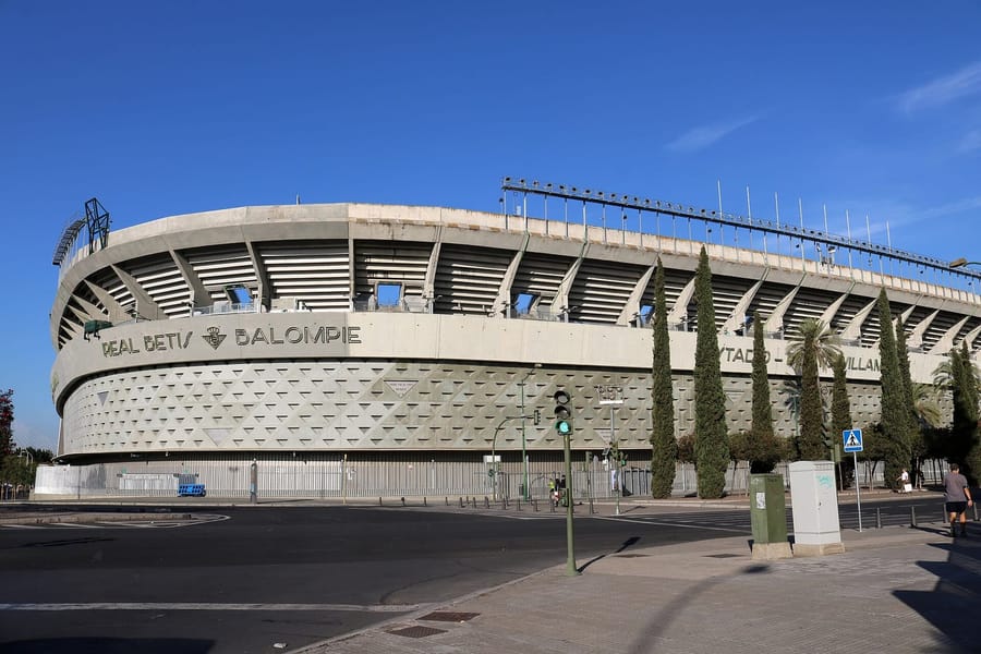 Vista exterior del Estadio Benito Villamarín, el campo del Real Betis en Sevilla, que volverá a acoger partidos de la Champions League en la temporada 2026-27.