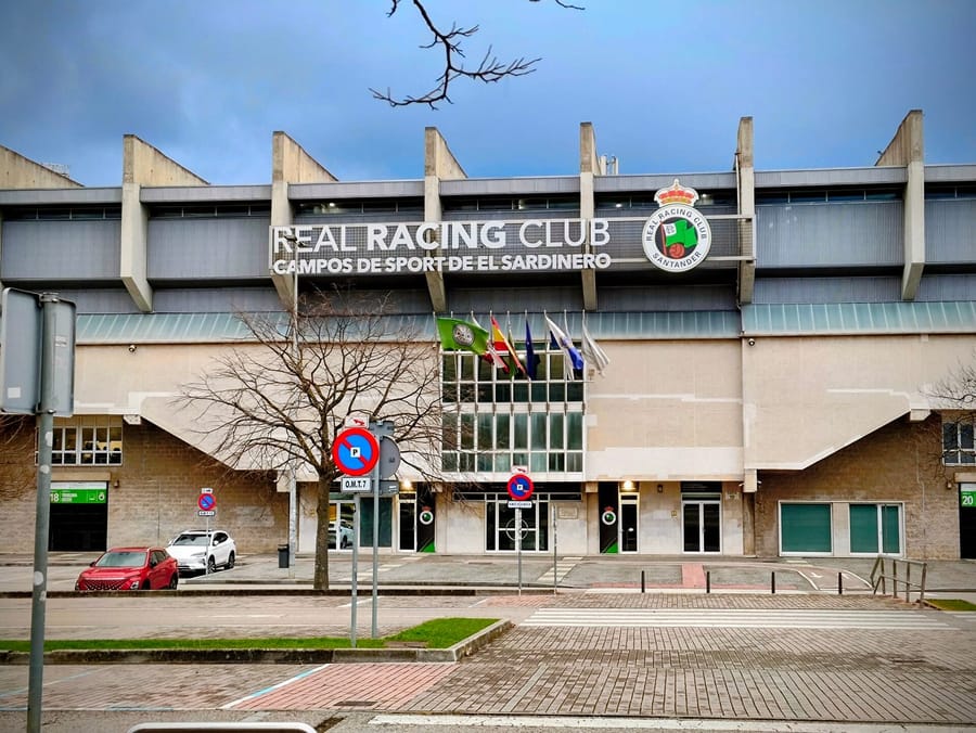 Fachada oeste de los Campos de Sport de El Sardinero, estadio del Racing de Santander, en diciembre de 2025