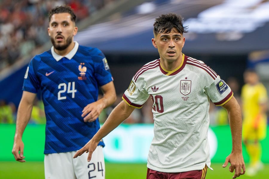 Pedri, cerebro del centro del campo de España, en un partido de La Roja